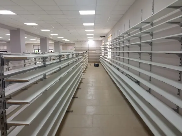 Пристенные полки на кронштейнах