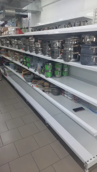 Магазин посуды и хозтоваров: металлические стеллажи, крючки на перфорацию, фото 3