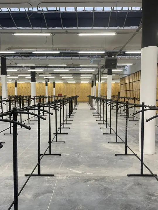 Магазин одежды в торговом центре: островные вешала, металлические стеллажи, фото 4