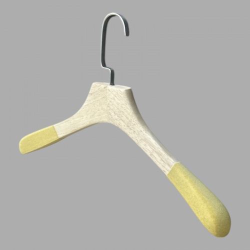 A77 Вешалка-плечики деревянная с антискользящим покрытием