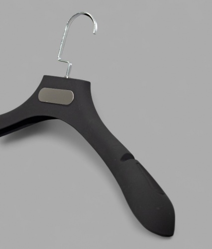 S661(SM-06/117)Вешалка пластиковая для одежды с виниловым напылением и с металл. вставкой L-390 мм