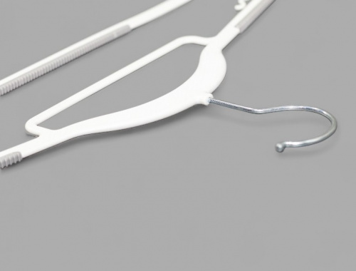 DG-42 Вешалка-плечики с перекладиной, с антискользящими вставками L-420 мм