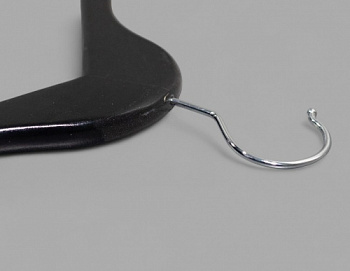 C30N(B/W) Вешалка-плечики деревянная с перекладиной