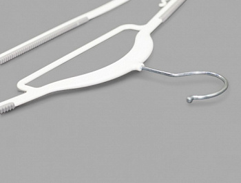 DG-42 Вешалка-плечики с перекладиной, с антискользящими вставками L-420 мм