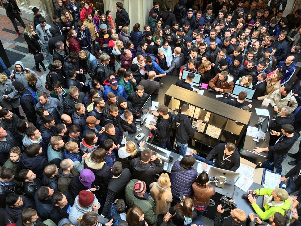 покупатели в магазине